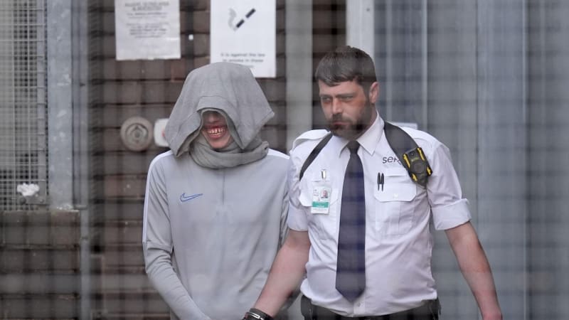 Migranti v Británii znásilnili ženu. Plivali na ni a vše si natáčeli, soud vynesl rozsudek