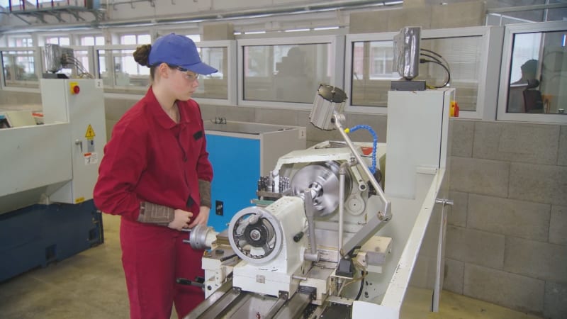 Dívky lákají technické obory. V Třinci najdeme budoucí elektrikářky či obráběčky kovů