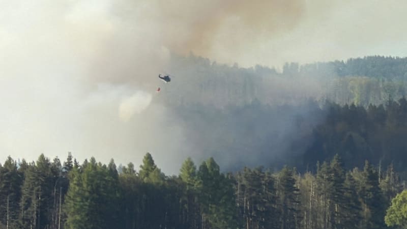 Požár v Českém Švýcarsku se rozšířil na 900 hektarů. Na místo spěchá další vrtulník