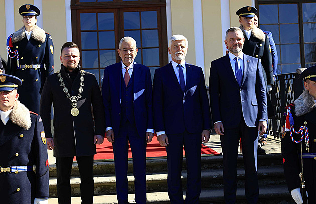 Oběd na lodi i debata o AI. Pavel jedná s Pellegrinim a Van der Bellenem