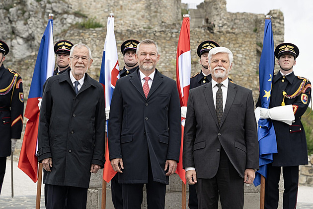 Oběd na lodi i debata o válce. Pavel se setkal s Pellegrinim a Van der Bellenem