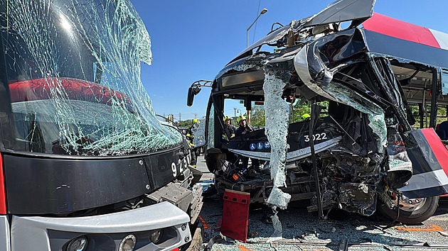 V pražských Záběhlicích se srazil elektrobus s tramvají, mnoho zraněných
