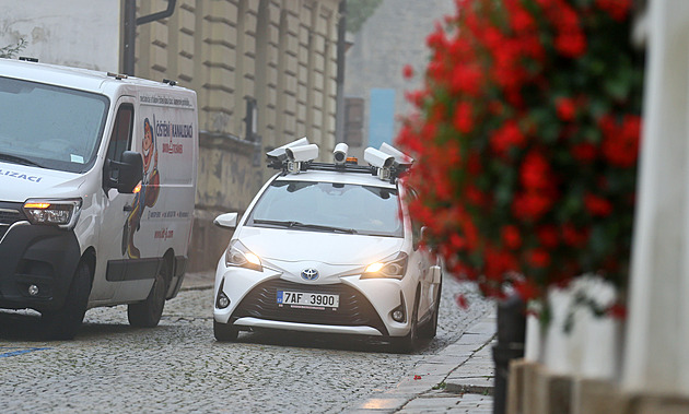 Auto s kamerami hlídá v Jihlavě parkování do noci. Přesné trasy nezná ani primátor