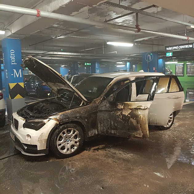 V garážích obchodního centra hořelo auto. Hasiči odvětrávali prostory