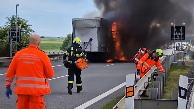 Peklo na dálnici před Brnem. Dvě tragické nehody i požár, jeden z řidičů uhořel