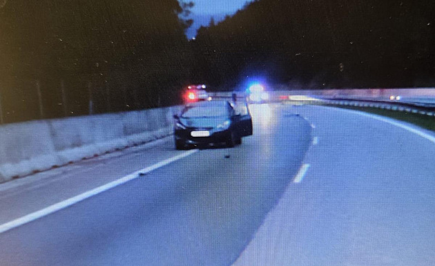 Na čtyřproudovce mimo obec srazilo auto chodkyni, žena zemřela. Policie hledá svědky