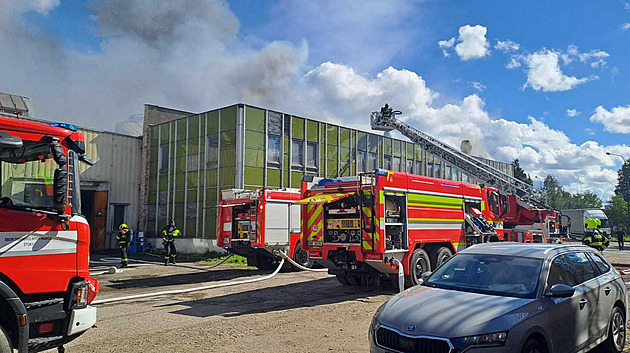 Hasiči dál likvidují požár haly v Havlíčkově Brodě, městem se stále line zápach