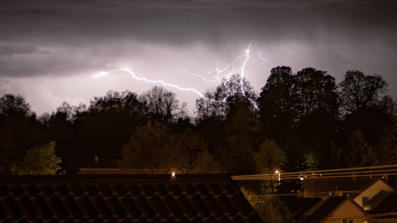 RADAR: O víkendu hrozí bouřky, kde naprší nejvíce? Pak přijdou spalující vedra