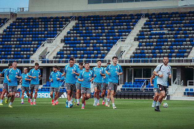 MS ve fotbale 2026 ONLINE: Čechům cestou na trénink pršelo, na hřišti už pálilo slunce