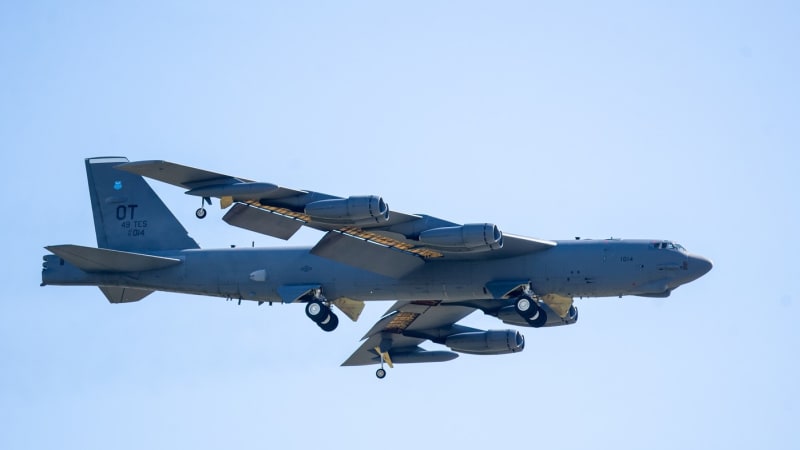 V Kalifornii se zřítil americký strategický bombardér B-52. Obr spadl krátce po startu