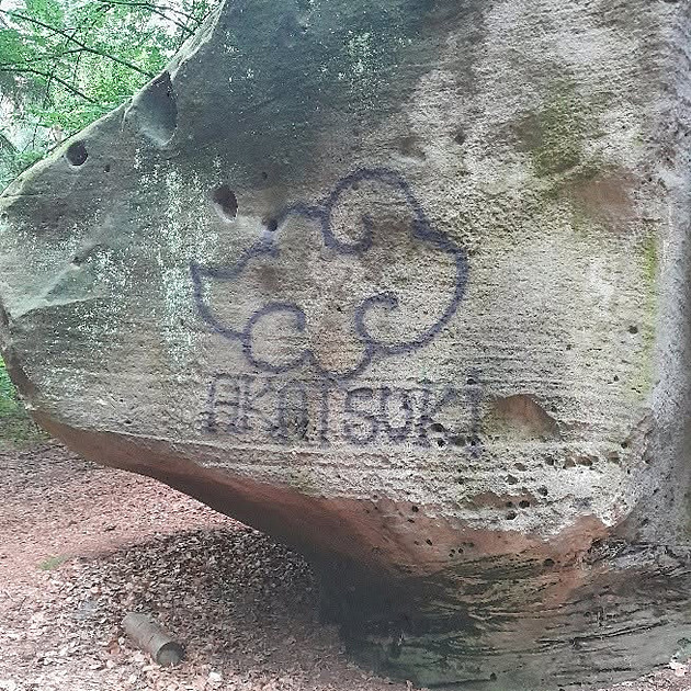 Sprejeři poničili další místo v Českém ráji. Nápisy jsou přímo na skalách