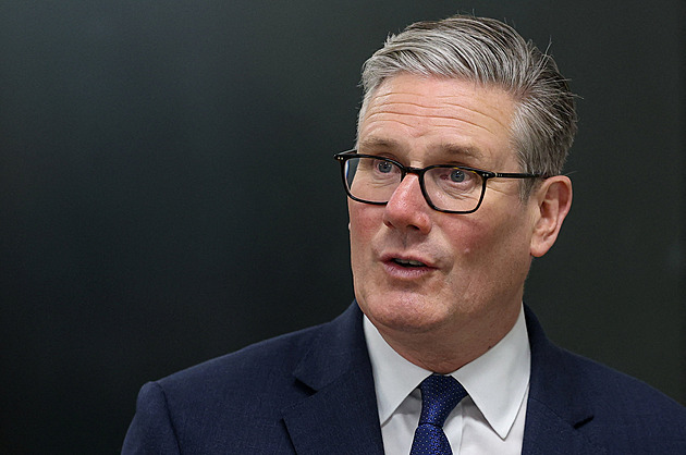 Starmer končí v čele labouristů. Premiérem zůstane do výběru nástupce