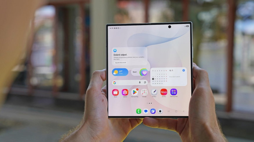 Nový Fold 8 se umí sám opravovat. Samsung tak zřejmě vyřešil letitý problém s ohybem