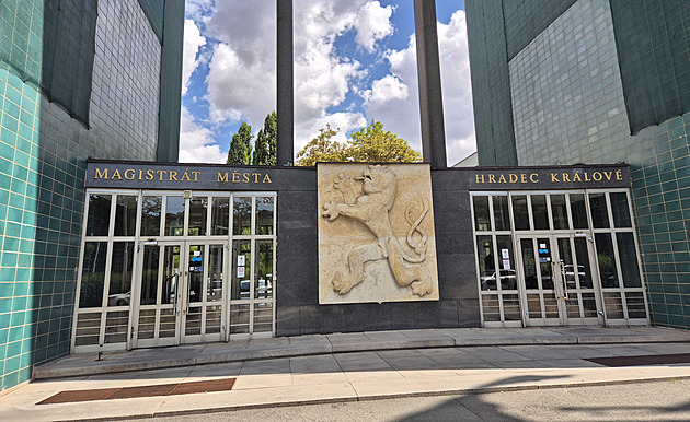 Obětí podvodu v Hradci byla i úřednice, která 46 milionů vyplatila. Oklamali ji