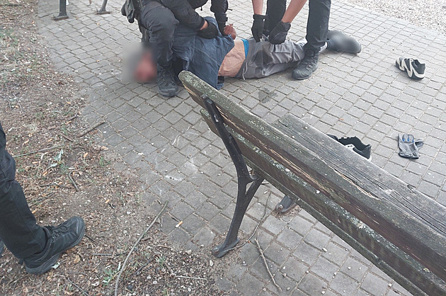 Muž u dětského hřiště bodal nožem do věcí, strážníci ho museli zpacifikovat