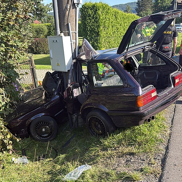 Mladík zlomil auto o sloup elektrického vedení, zranil sebe i tři spolujezdce