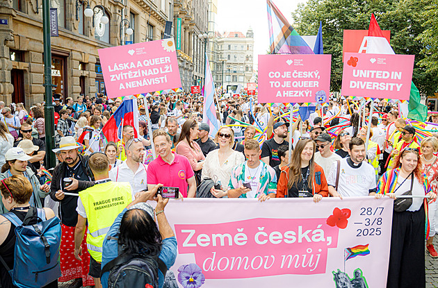 Stovky policistů i vrtulník. Prague Pride doprovodí rozsáhlá bezpečnostní opatření
