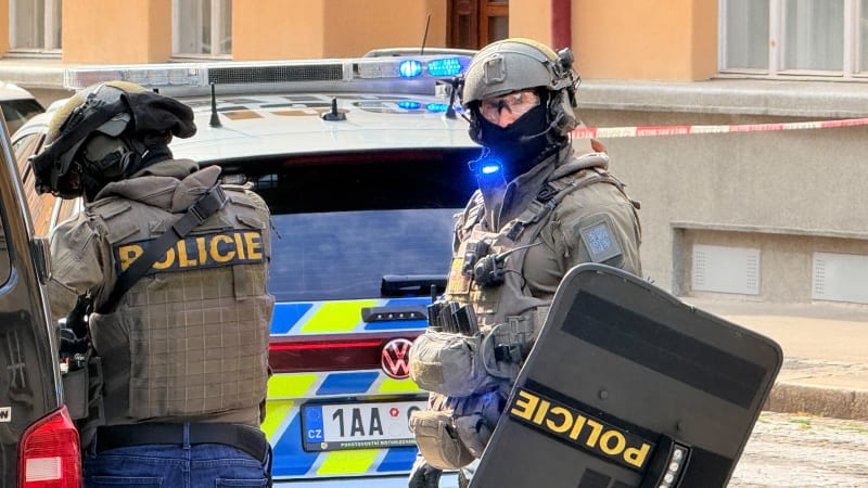Poplach v Praze. Na Vinohradech zasahují policisté se samopaly, v bytě se zabarikádoval muž