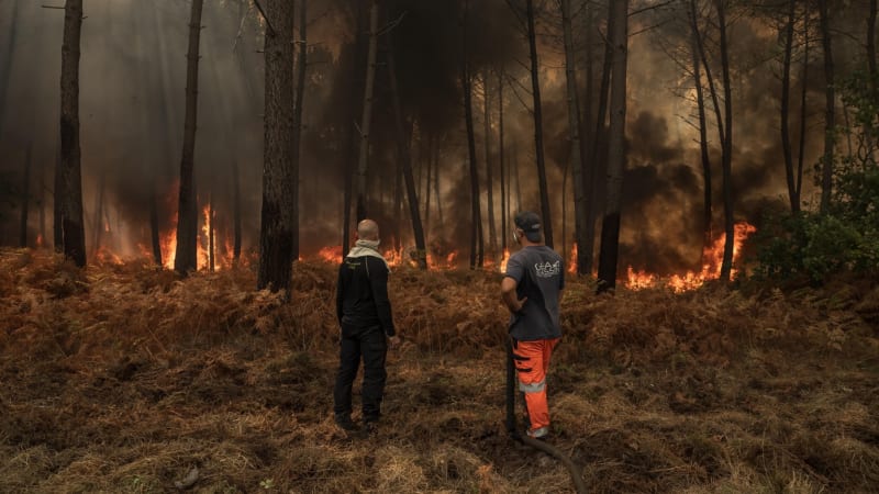 Neštěstí v Řecku: Při hašení lesních požárů se srazily dva vrtulníky. Nehodu zachytilo video