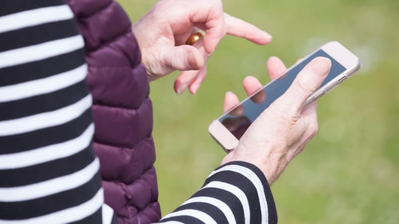 Zákaz mobilů ve školách naráží u opozice. Vědecká data jasný přínos neukazují