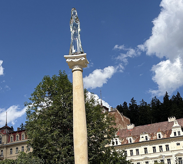 Rozdává světlo všem. V Mariánských Lázních požehnají křišťálové soše Panny Marie