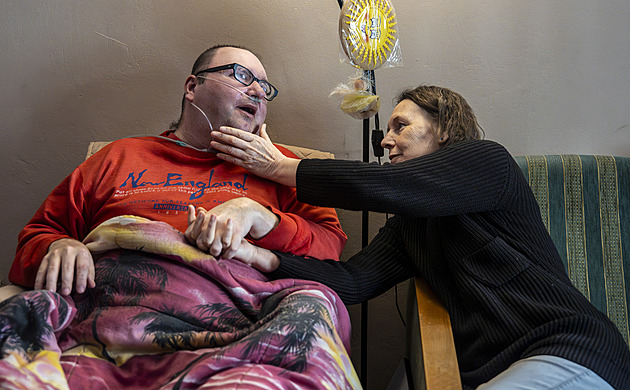O syna pečuje 24 hodin denně, už pětatřicet let. A teď má strach, co bude dál