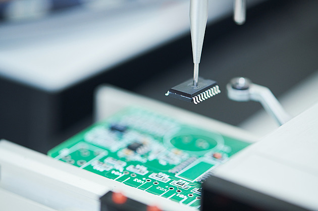 Čína se prosazuje v domácí výrobě polovodičů. Hledat vlastní cestu jí pomohly sankce