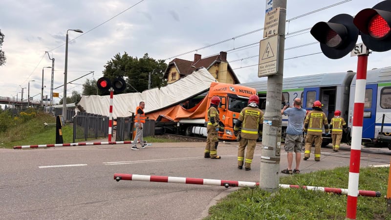 Rána jako ve Studénce: Rychlík v Polsku smetl uvízlý kamion. Náraz zachytila kamera