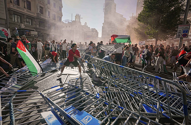 Cyklisté už nejsou rukojmí, demonstranti zmizeli. Přesto vyhlásili vítězství