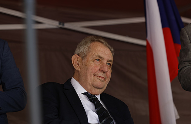 Zemana opět navštívil jeho nejvěrnější fanoušek. Daroval mu 82 sklenic okurek