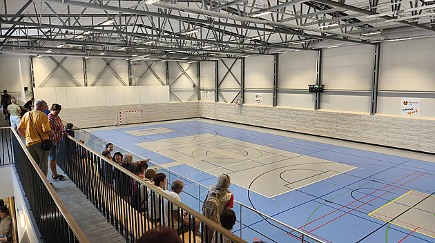 Sklopné koše, sítě a tři hřiště. Pardubický kraj nechce stavět tělocvičny jen pro školy