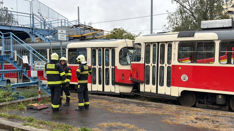 Srážka tramvají v Praze: Dva řidiči jsou zranění, na místě zasahovali záchranáři