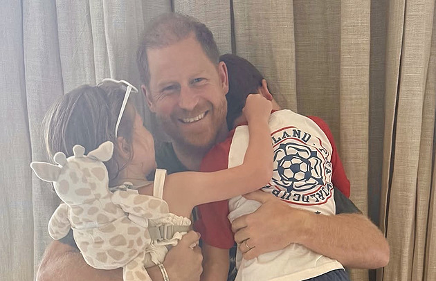 Děti prince Harryho po pár dnech v Británii mění školu. Pár prozradil důvod