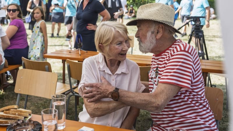 Na samotě u lesa a Léto s kovbojem točila Kolářová souběžně. Na place kojila a čekala druhé dítě