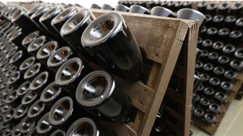 Tradiční výrobní závod končí, propustí zaměstnance. Produkci šumivých vín přesune do Česka