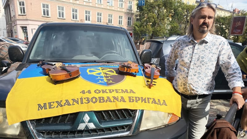 REPORTÁŽ: Moravská cimbálovka vozí ukrajinské armádě SUV a nadace z Brna přátele