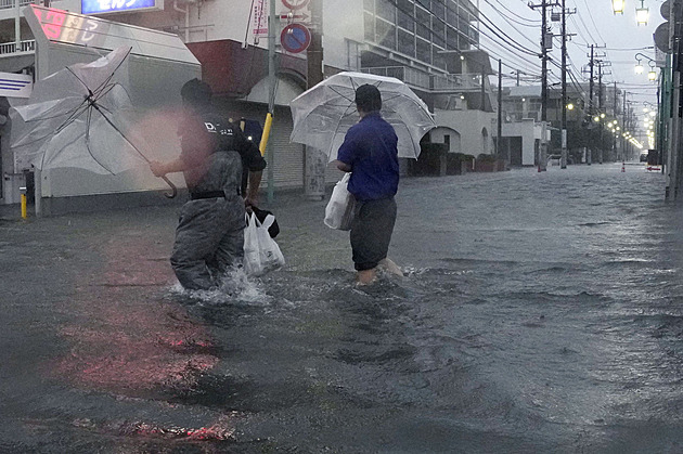 Tajfun Dujuan zasáhl Japonsko, vodní smršť si vyžádala čtyři mrtvé