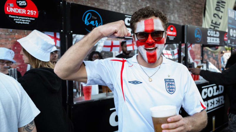 Konec pivní diskriminace: Ať se na fotbal po 40 letech vrátí alkohol, navrhuje britský premiér