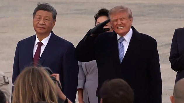 Vylekaný Trump trpěl při přeletu bombardéru, Si a manželky byli v klidu