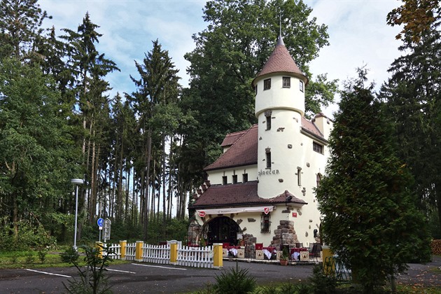 Byl oázou klidu i komunistickou klubovnou, františkolázeňský Zámeček slaví výročí