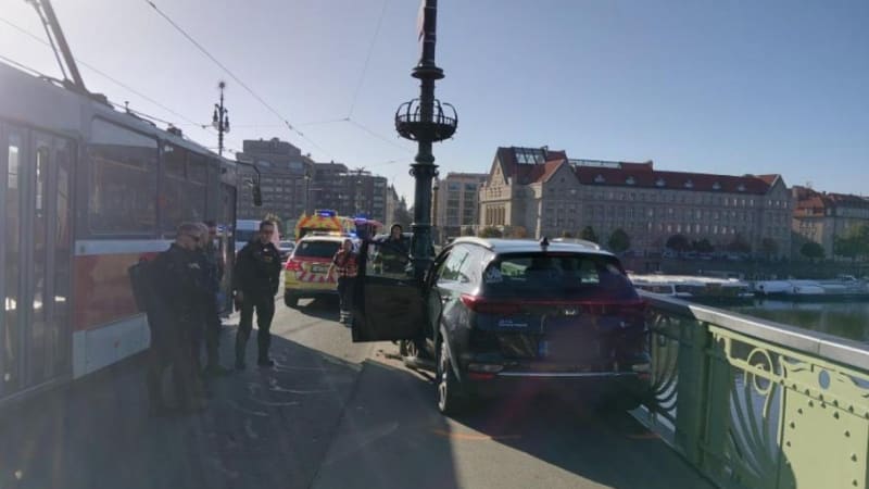 Vjela na chodník a srazila dva chodce. Na Čechově mostě v Praze zasahují záchranáři