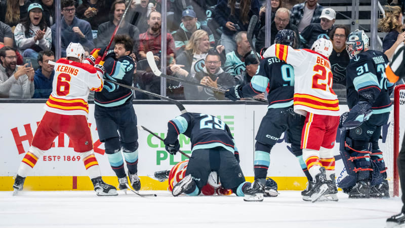 Bizarní zranění Chytila, trest za dres i hromadná bitka. V NHL finišuje příprava na nový ročník