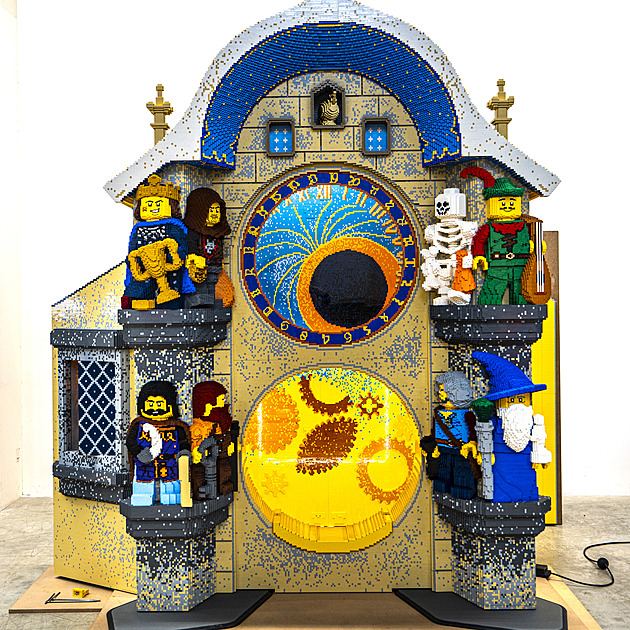 Třímetrový orloj z kostek oživí prodejnu Lego v Praze. V Kladně vznikal 1 980 hodin