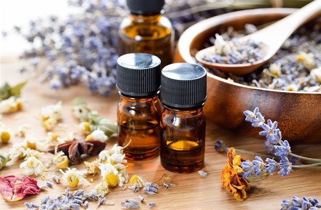 Aromaterapie pomáhá. Která vůně vyřeší bolest hlavy a chvíle stresu?