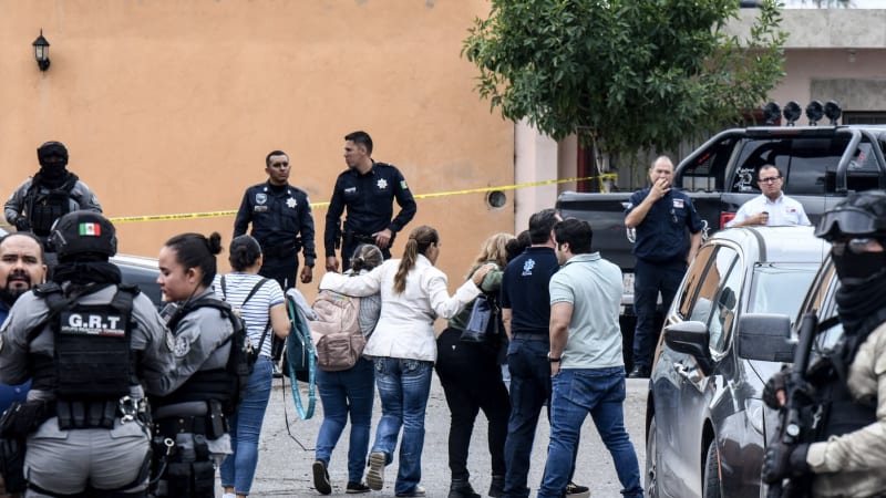 Útok na střední škole: Zemřela učitelka, mexická policie zadržela bratry s výbušninami