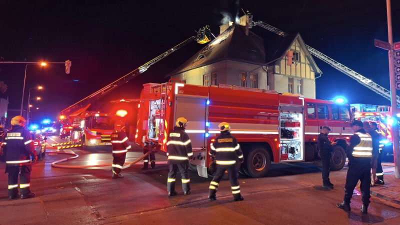 Požár ubytovny v Šumperku způsobila cigareta. Hasiči evakuovali 14 lidí, škoda je přes milion