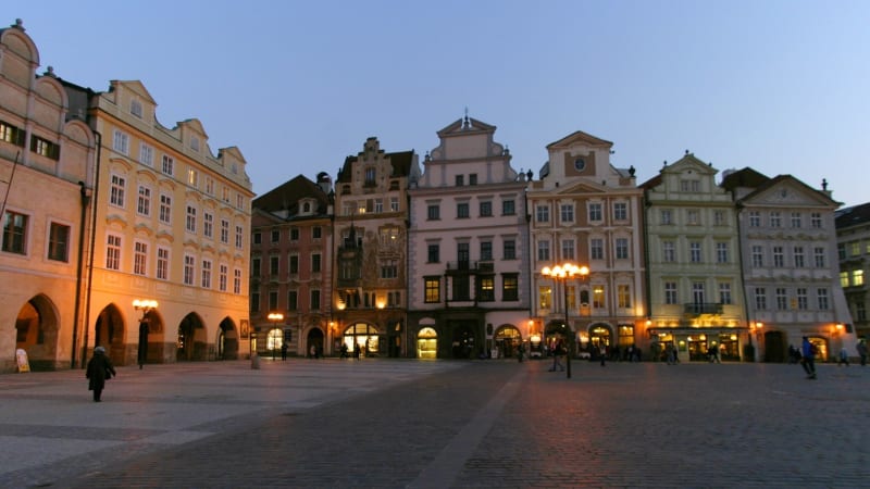 Vláčel psa po dlažbě Staromáku, zvíře uhynulo. Muž měl komunikovat jen posunky a skřeky