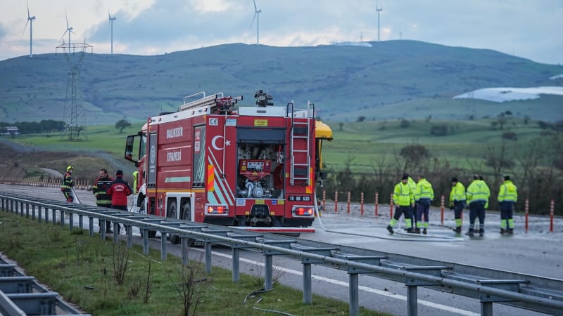 Vážná nehoda v Turecku: Kamion se srazil s autobusem plným turistů, na místě jsou mrtví