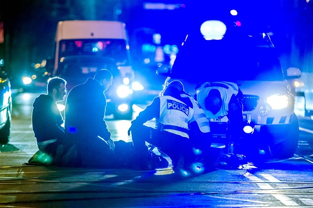 Dva mrtví po nehodě na Šumpersku. Náraz odhodil auto do cesty kamionu