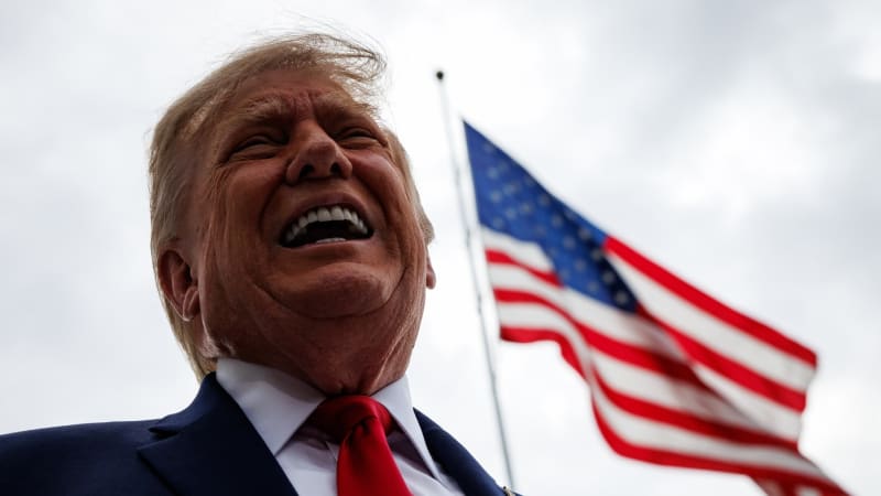 Trump přepral tygra v novém AI videu. Cítí se jako lovec hyen, reagoval na reálný útok šelmy